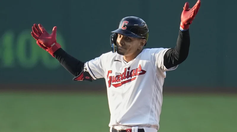 Venezolano Andrés Giménez gana Guante de Oro por tercera vez