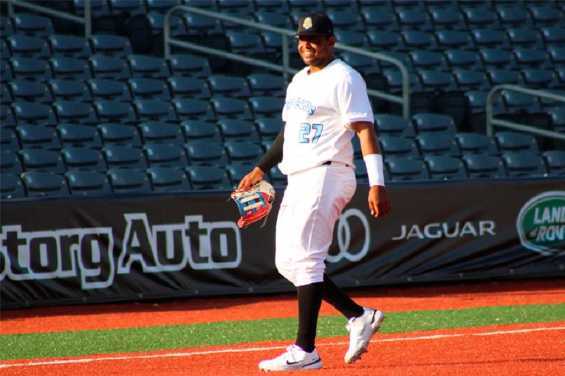 Juan Santana el héroe del juego, y los Bravos barren a Tiburones