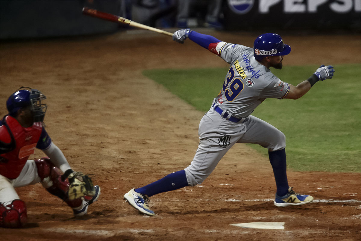 Renato Núñez contribuyendo con los buenos resultados del Magallanes