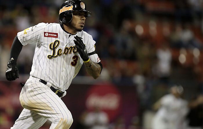 Harold Castro y los Leones del Caracas sacan las garras