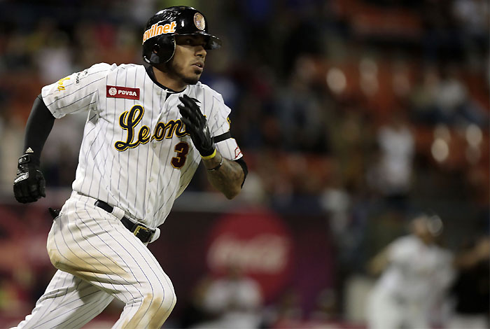 Harold Castro y los Leones del Caracas sacan las garras
