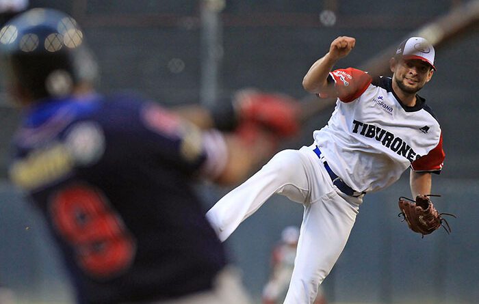 Víctor Díaz, soberbio y los Tiburones blanquea al Magallanes