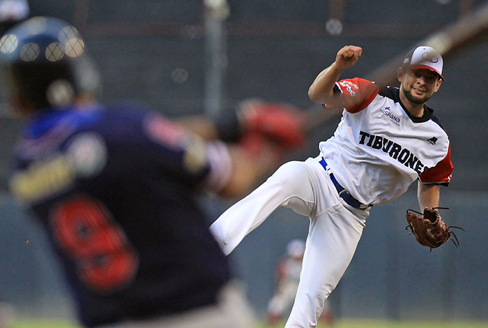 Víctor Díaz, soberbio y los Tiburones blanquea al Magallanes