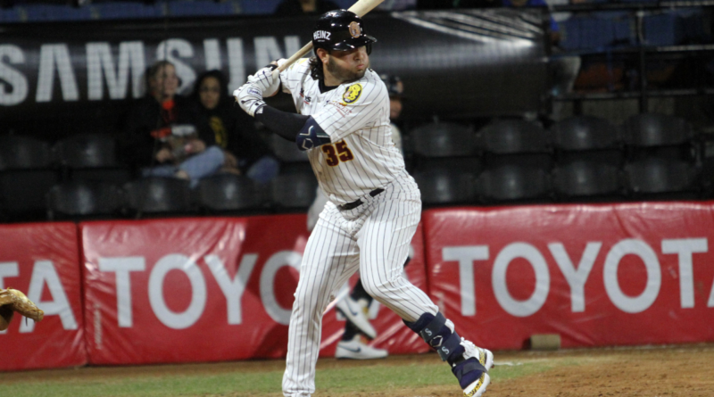 Eugenio Suárez marcó la diferencia para los Leones en su debut con dos jonrones