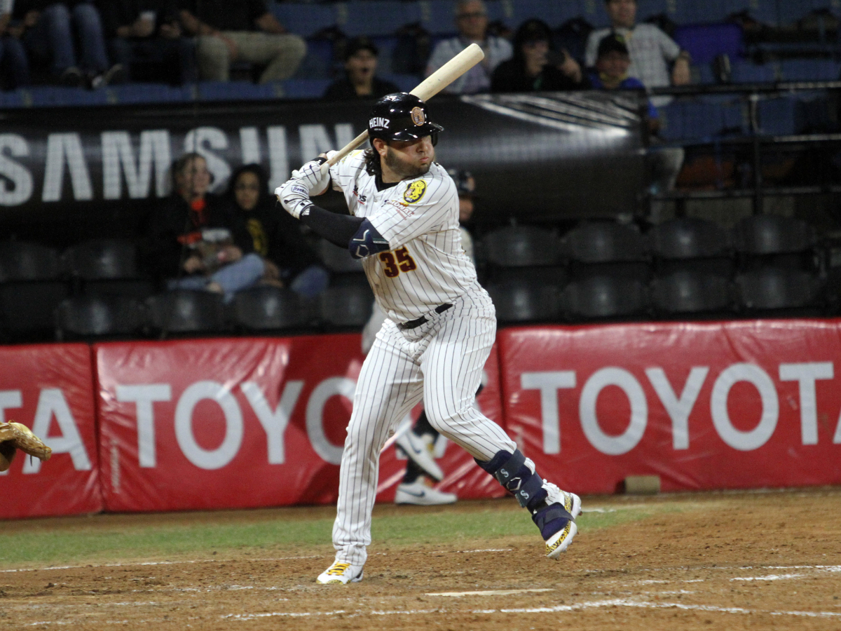 Eugenio Suárez marcó la diferencia para los Leones en su debut con dos jonrones