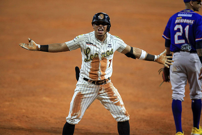 Wilfredo Tovar fue el héroe para que los Leones vinieran de atrás y remontaran para ganar el juego