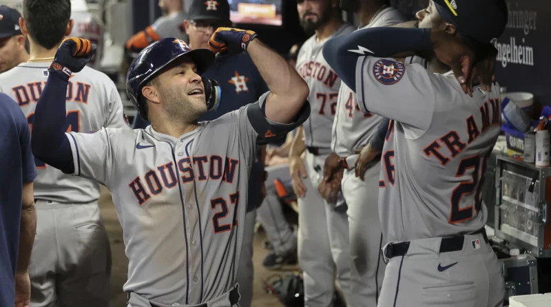 Altuve y los Astros mantienen la lucha por el comodín