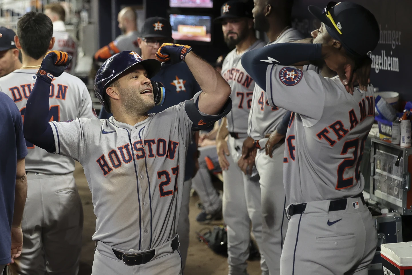 Altuve y los Astros mantienen la lucha por el comodín