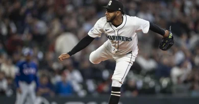 Eduard Bazardo ganó por los Marineros el Juego 2 de la SCLA