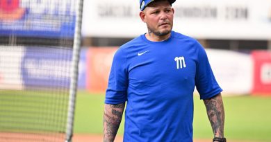 Yadier Moilna manager del Magallanes que visita a Caribes