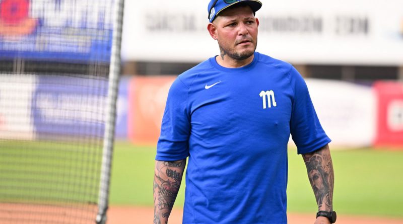 Yadier Moilna manager del Magallanes que visita a Caribes