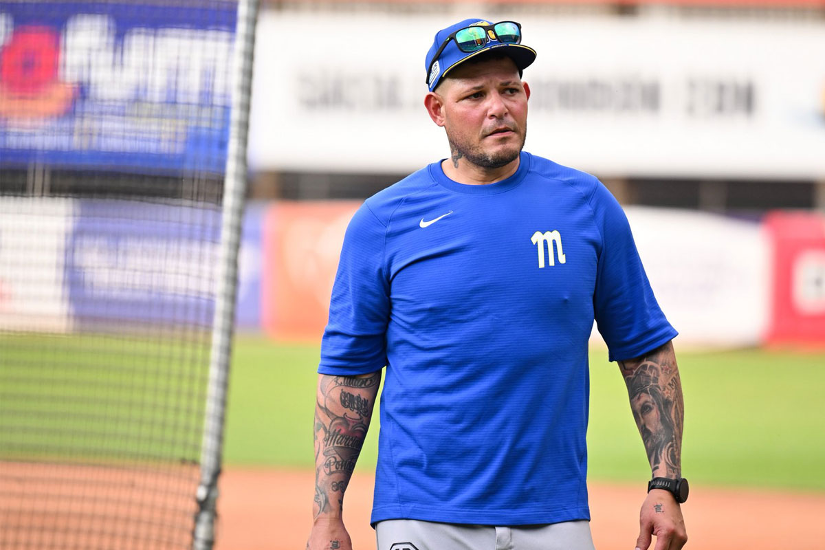 Yadier Moilna manager del Magallanes que visita a Caribes