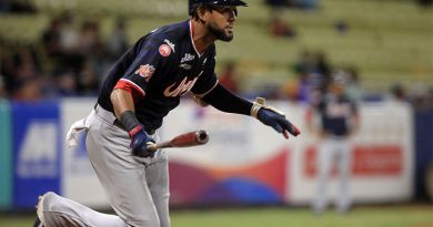 José "cafesito" Martínez en el duelo Caribes vs. Tigres