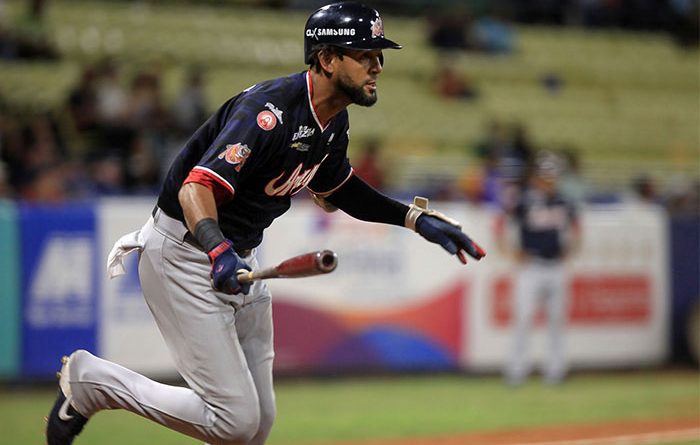 José "cafesito" Martínez en el duelo Caribes vs. Tigres