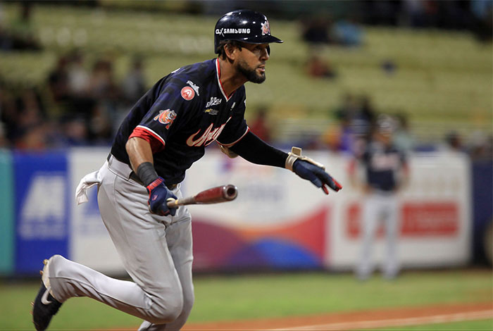 José "cafesito" Martínez en el duelo Caribes vs. Tigres