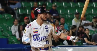 Alberth Martínez y los Tigres consiguieron medio boleto en el juego de comodín