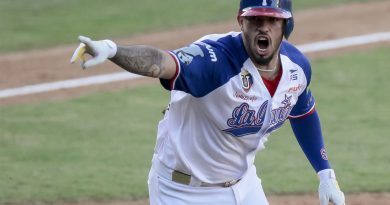 Gabriel Arias sentenció el juego a favor de los Tiburones sobre los Bravos