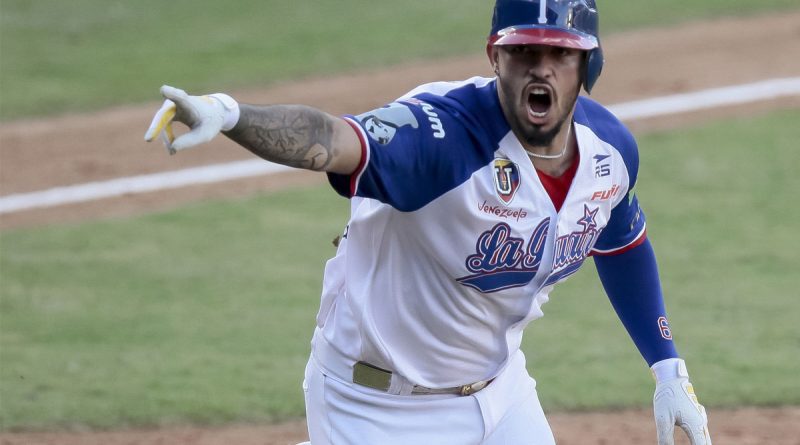 Gabriel Arias sentenció el juego a favor de los Tiburones sobre los Bravos