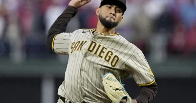 Robert Suárez firma por tres años con los Bravos