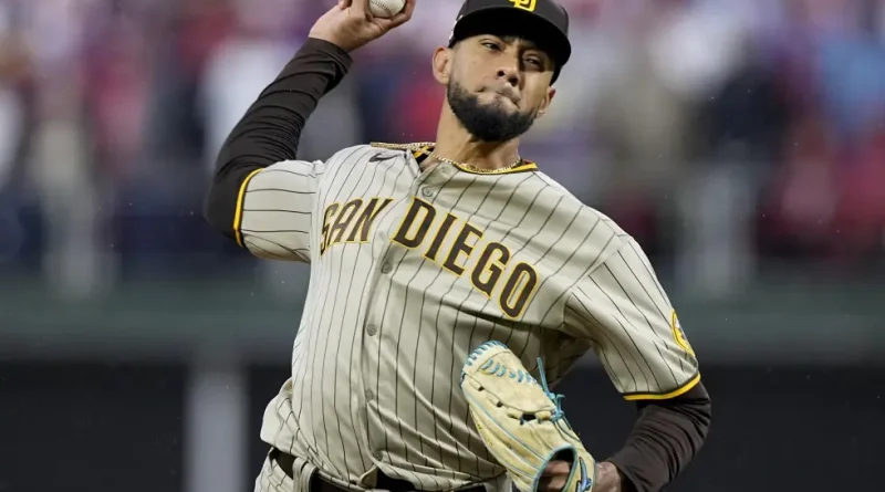 Robert Suárez firma por tres años con los Bravos