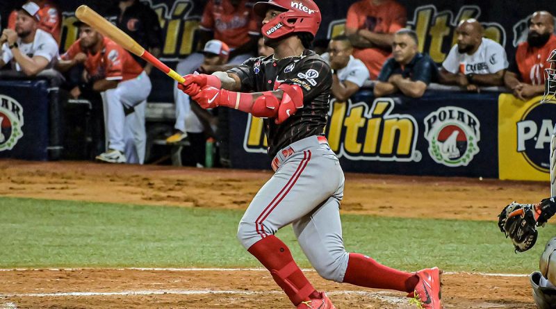 Luisangel Acuña diapara tres jonrones y Cardenales barre a Bravos