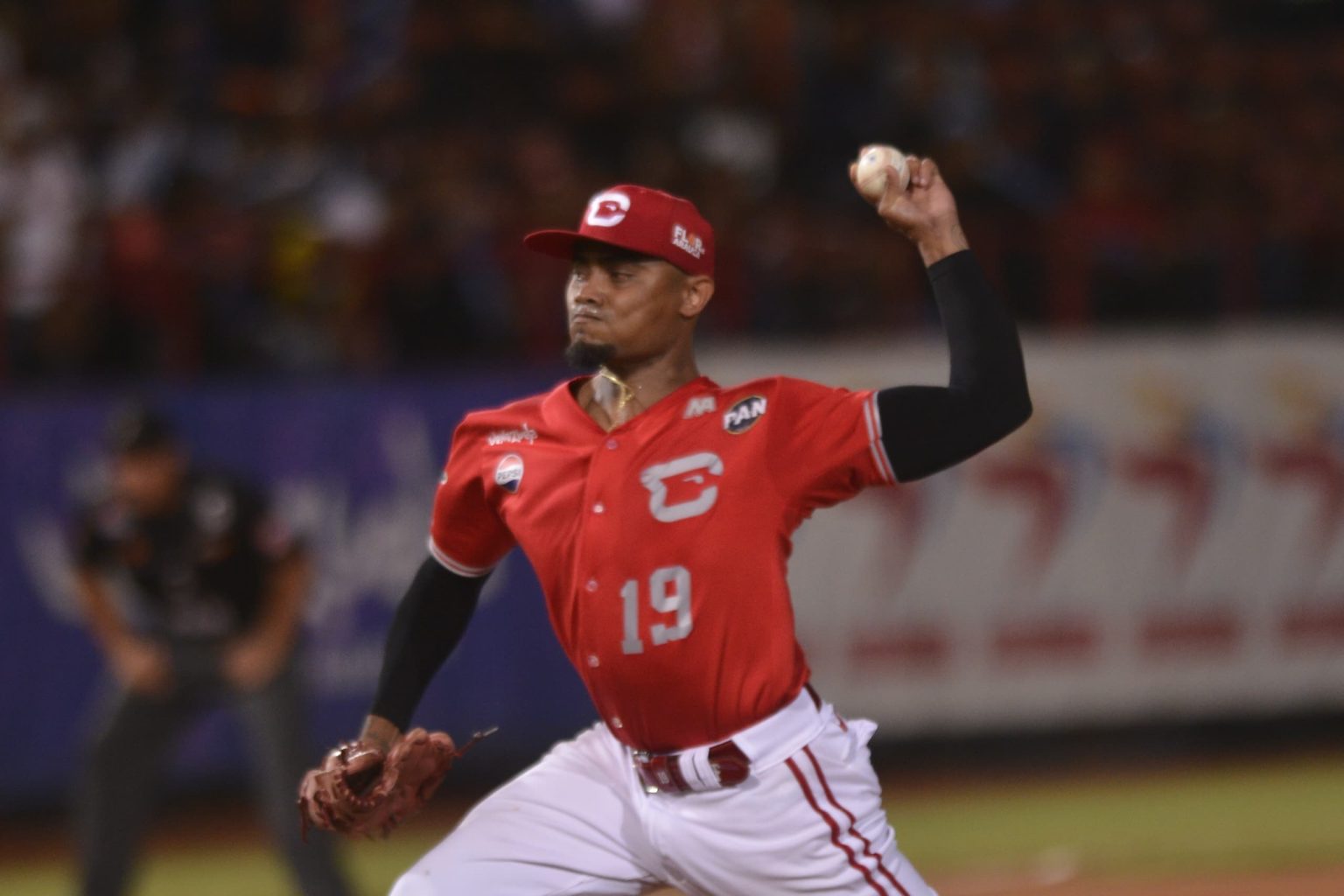 Adrián Almeida brilla y Cardenales vuela alto