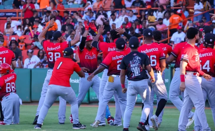 Leones del Escogido a un juego del título en la LIDOM