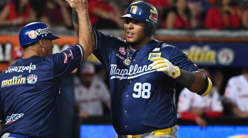 Leandro Cedeño figura del Magallanes que pega primero en la Gran Final