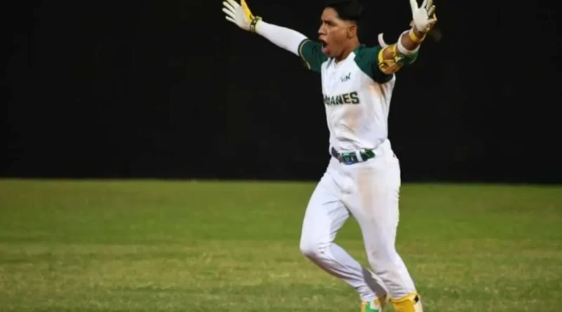Luis Hernández prospecto número 1 firma con los Gigantes