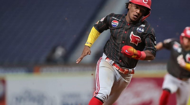 Luisangel Acuña inicia el Round Robin en el juego Caribes vs. Cardenales