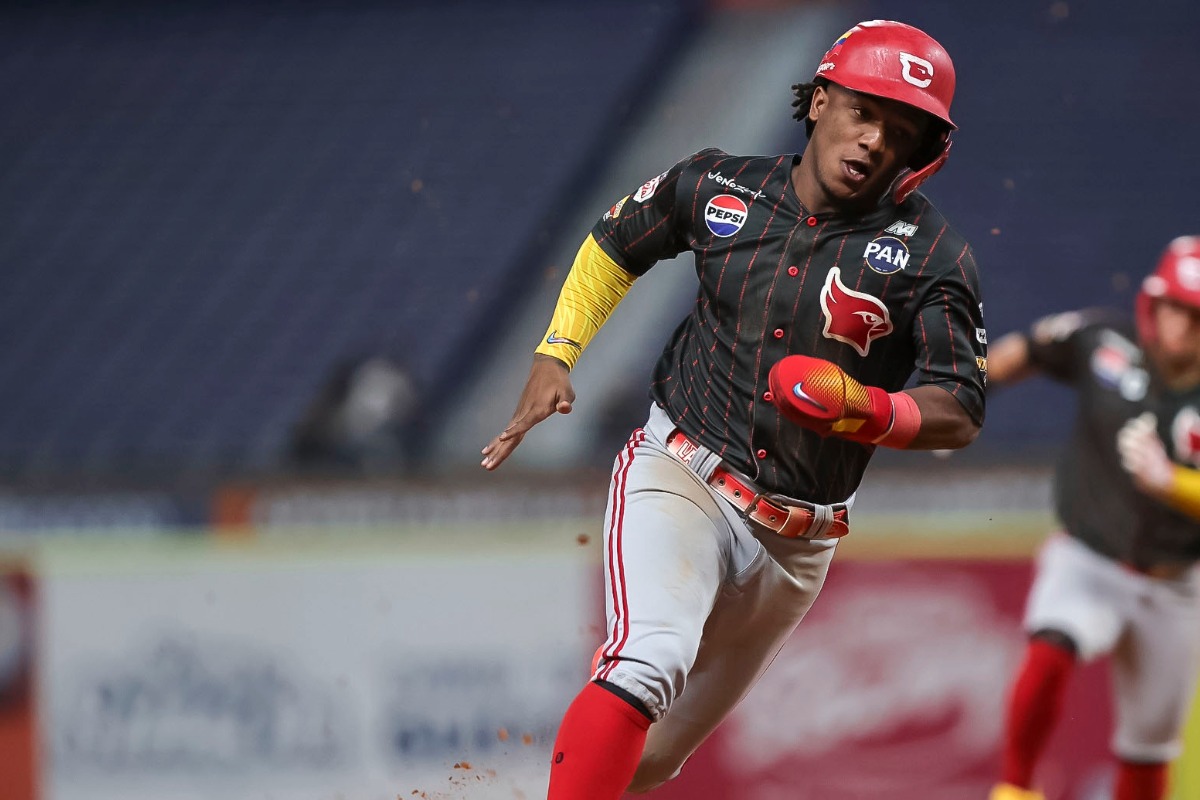 Luisangel Acuña inicia el Round Robin en el juego Caribes vs. Cardenales