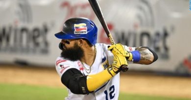 Rougned Odor en el duelo Caribes vs. Navegantes en el Round Robin de la LVBP