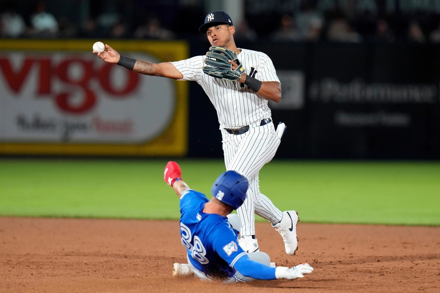 Los Yankees cambiaron a Jorbit Vivas a los Nacionales