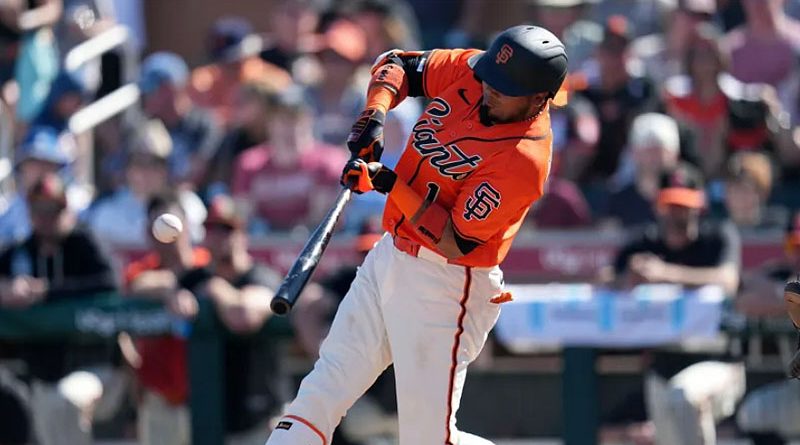 Luis Arráez duplica en triunfo de los Gigantes