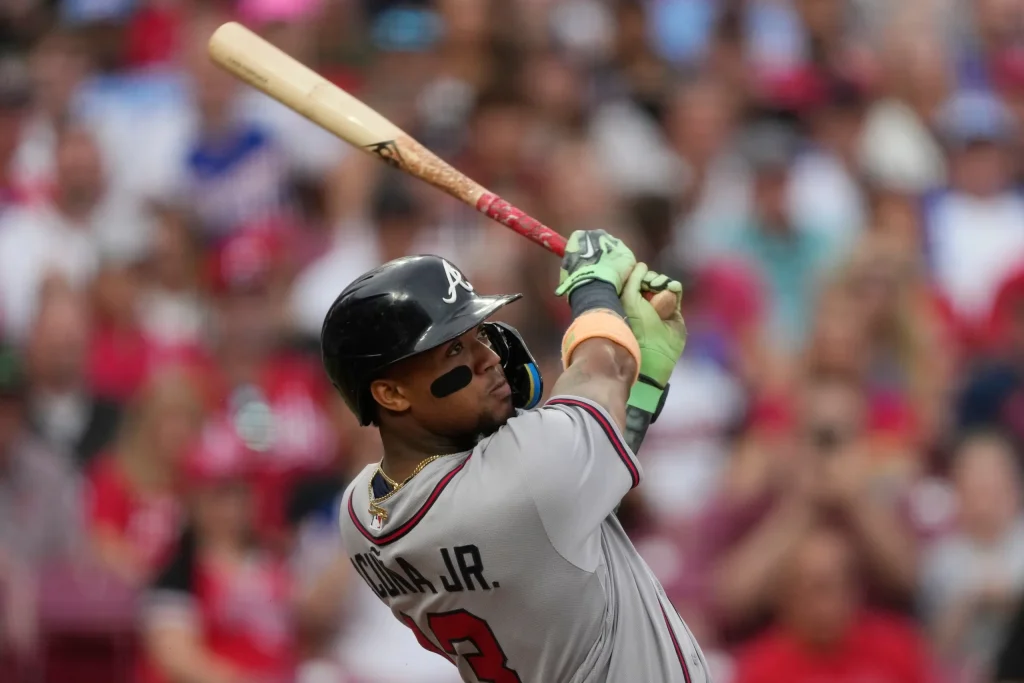 Ronald Acuña Jr. desata su poder y los Bravos someten a los Rojos