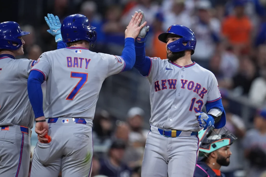 Luis Torrens con su primer jonrón del año en blanqueo de los Mets