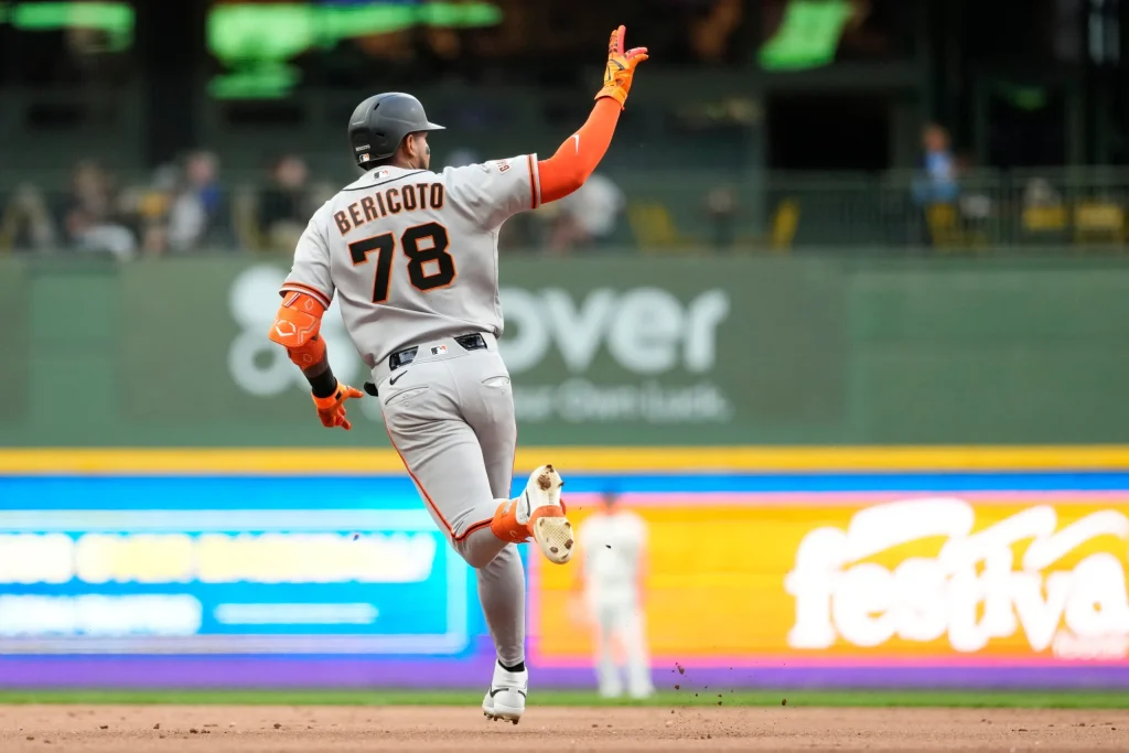 Víctor Bericoto con su primer jonrón en la MLB le da el triunfo a los Gigantes