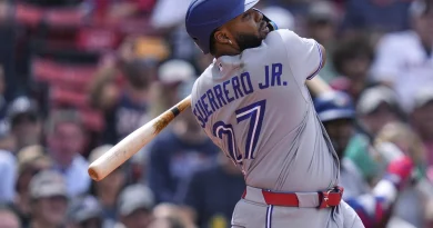 Valenzuela y Guerrero Jr. guían el triunfo de Azulejos sobre Boston