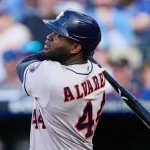 Yordan Álvarez destroza a los Reales con una primera entrada histórica