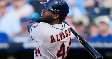 Yordan Álvarez destroza a los Reales con una primera entrada histórica