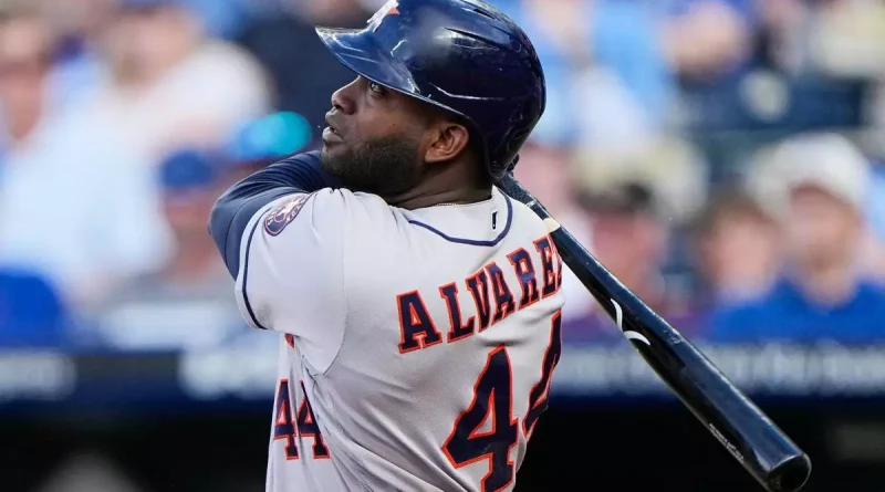 Yordan Álvarez destroza a los Reales con una primera entrada histórica