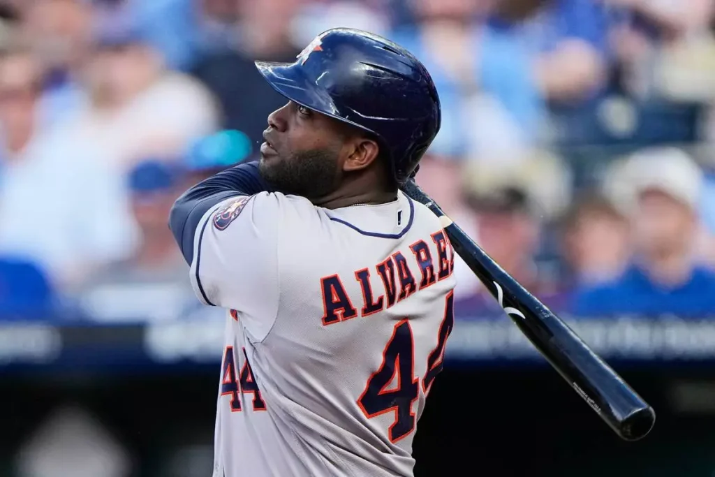 Yordan Álvarez destroza a los Reales con una primera entrada histórica