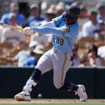 Luis Lara brilla en su debut con los Cerveceros de Milwaukee