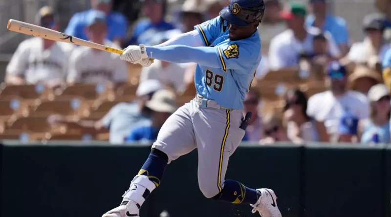 Luis Lara brilla en su debut con los Cerveceros de Milwaukee