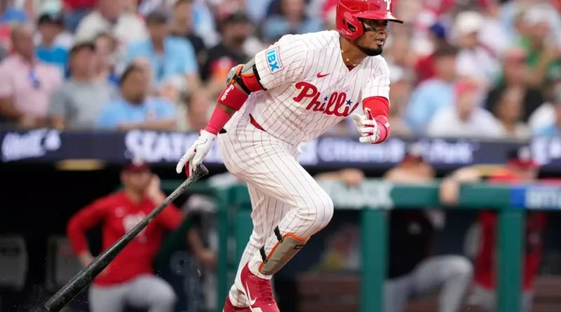 Luis Arráez cautiva en su debut con los Filis, Luzardo lanza 8 ceros