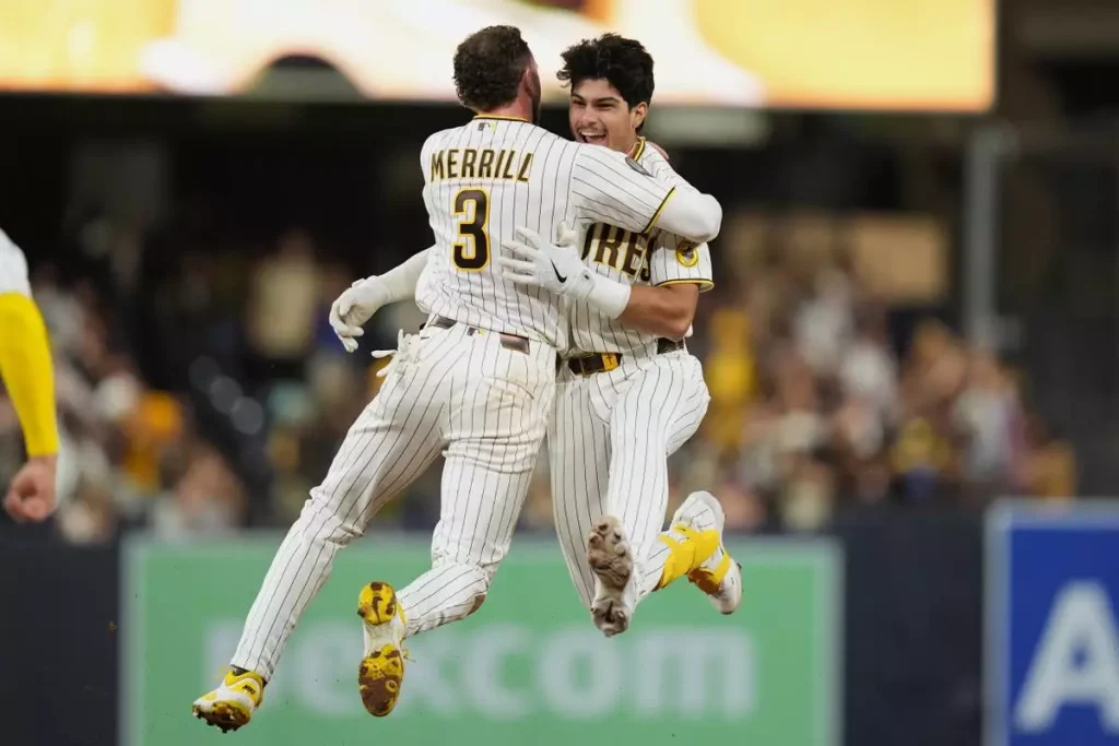 Ethan Salas rompe récord al debutar en playoffs con los Padres