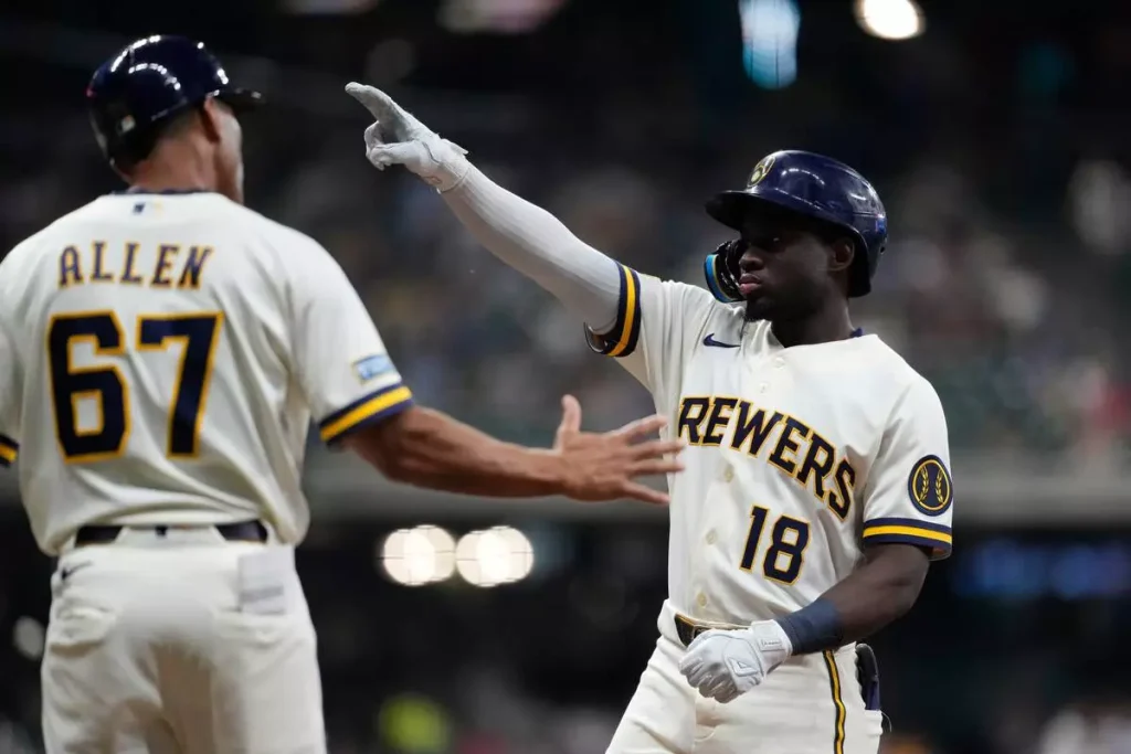 Luis Lara el héroe de Milwaukee, pega batazo para el triunfo